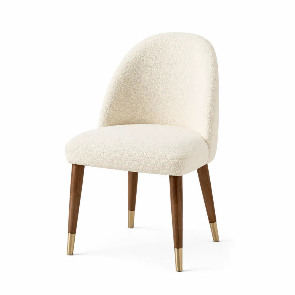 Chaise en tissu bouclé crème avec pieds en noyer et laiton