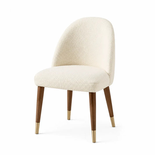 Chaise en tissu bouclé crème avec pieds en noyer et laiton